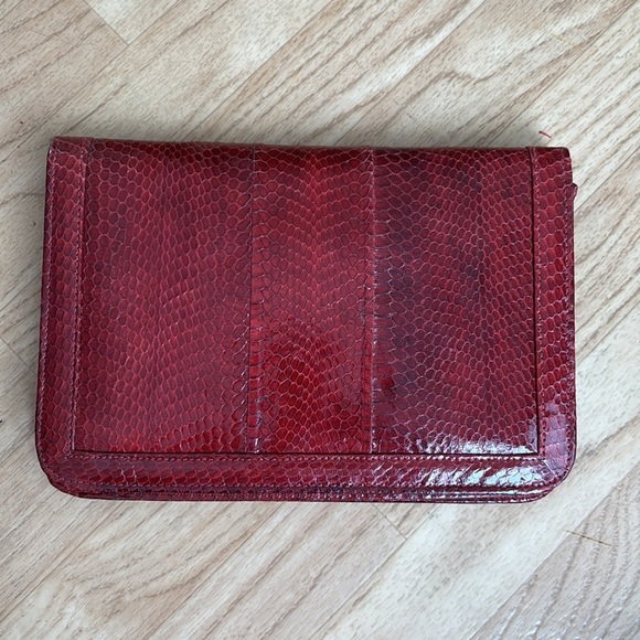 Red crocodile skin textured clutch - Picture 2 of 10